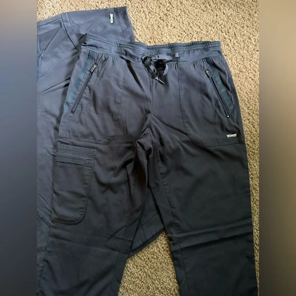 Grey's Anatomy Women Scrubs - Picture 3 of 4